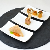 In het restaurant te Koasterlee vlakbij Anwerpen van hotel De Residentie heeft u steeds de keuze uit een overheerlijk 6-of 4-gangenmenu of kiest u uit onze uitgebreide a la carte kaart.   Wat u ook prefereert, wij zorgen voor een heerlijke lunch of diner in een sfeervolle omgeving. Onze chef kiest bij de bereiding van de gerechten steeds voor dagverse producten . 